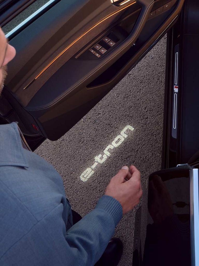 Floor light projection e-tron lettering Audi Q8 Sportback e-tron